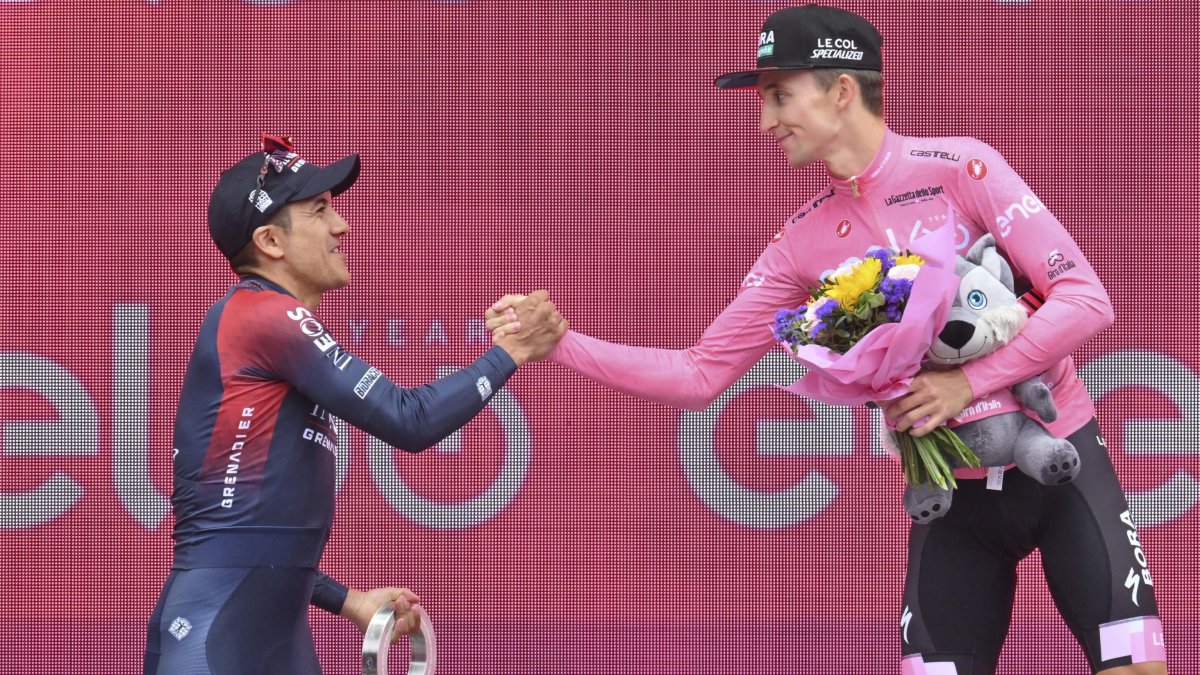 Richard Carapaz (i), ciclista ecuatoriano de Ineos, saluda a Jai Hindley, ganador del Giro de Italia.