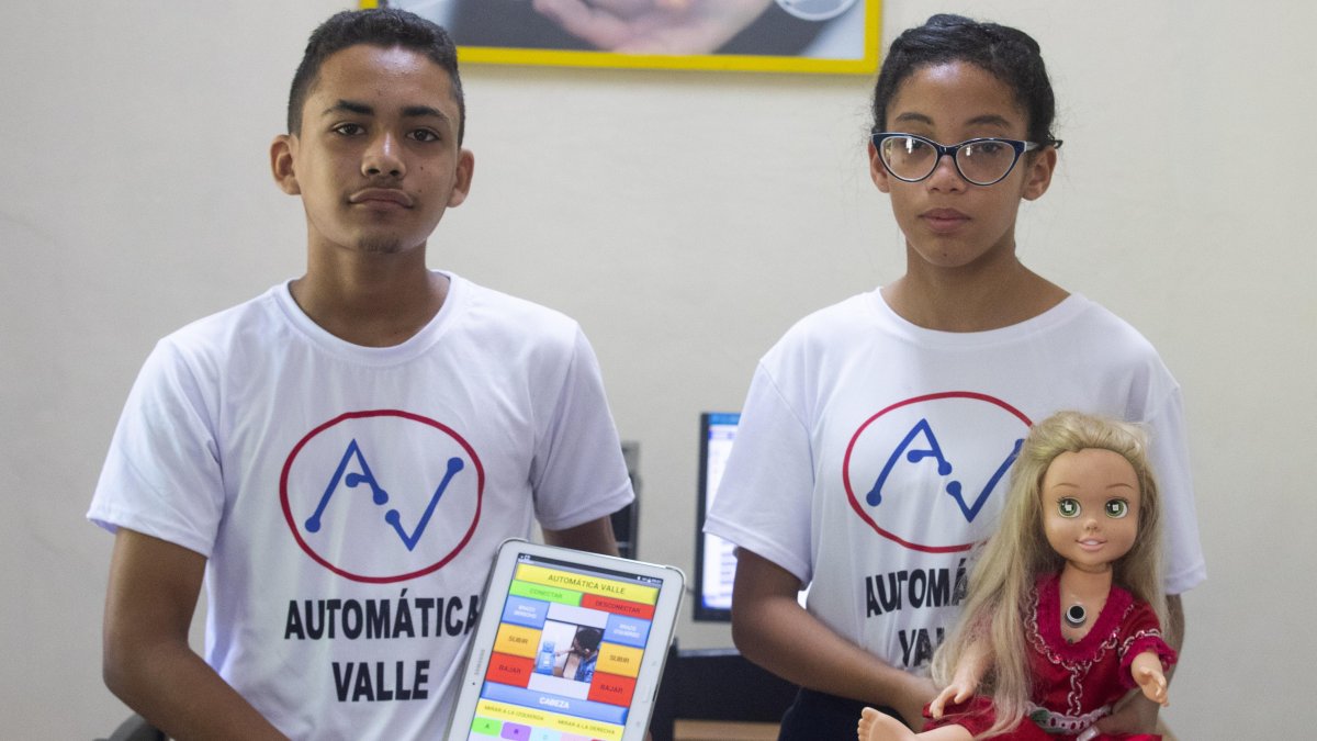 Bryana y Abel han logrado interesantes avances en sus talleres de robótica.