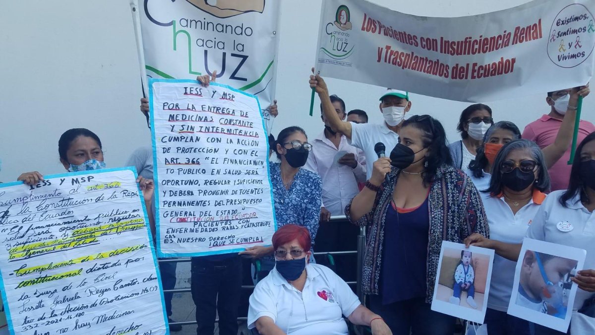 Colectivos de pacientes que padecen diversas enfermedades, durante una protesta por la falta de medicinas en Guayaquil, el mes pasado.