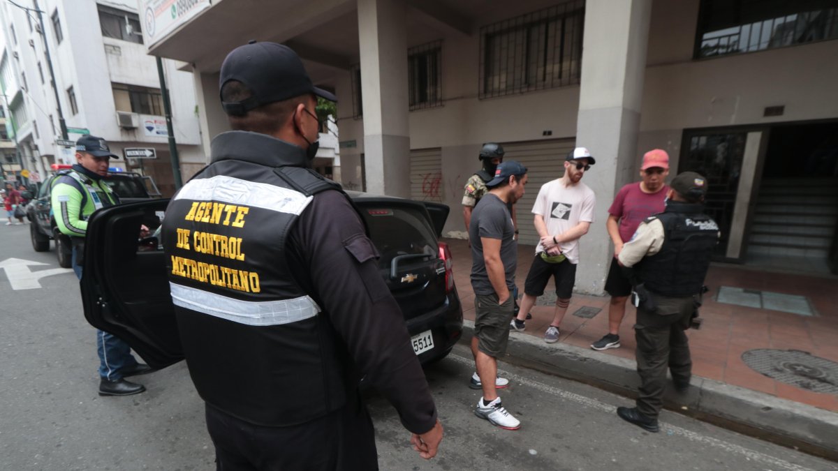 Controles en Guayaquil. Agentes metropolitanos de control, en conjunto con la Policía Nacional, realizan operativos por zonas consideradas de alto riesgo en la ciudad.