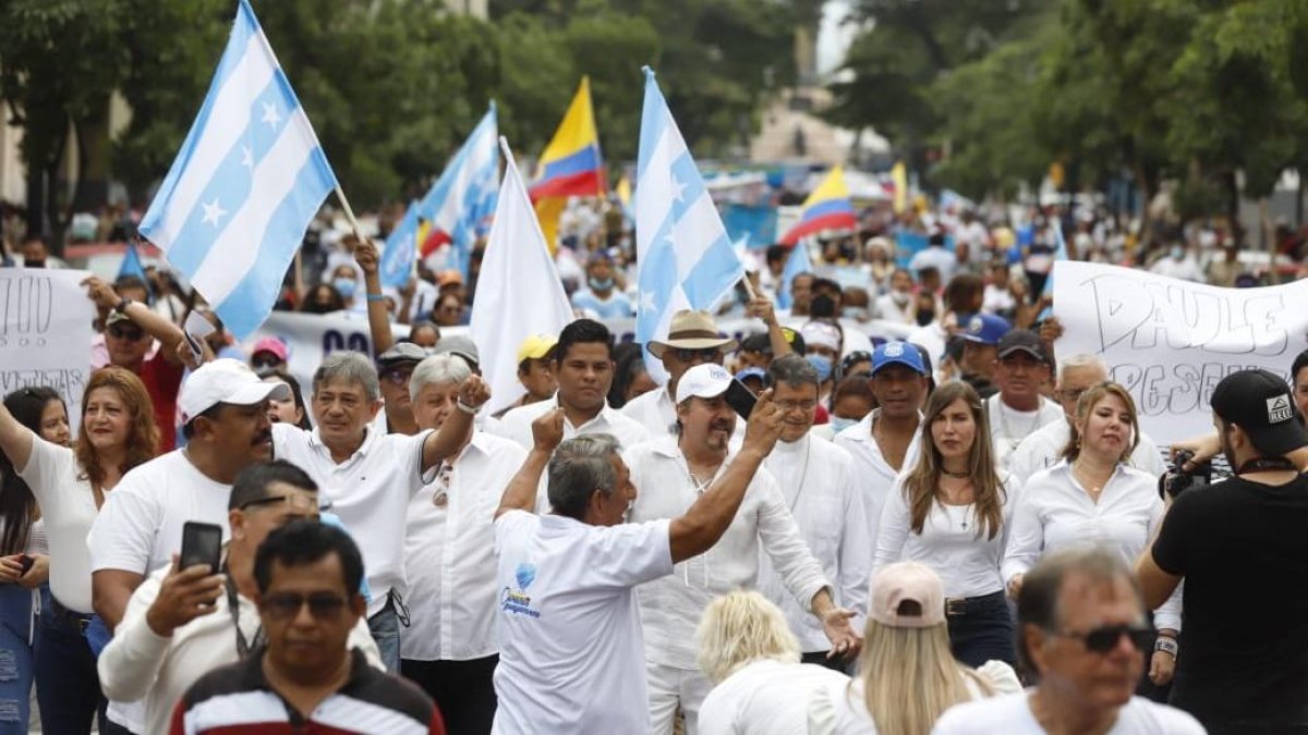 Marcha por la paz. Gremios de distintas asociaciones, marcharon por la av. 9 de octubre