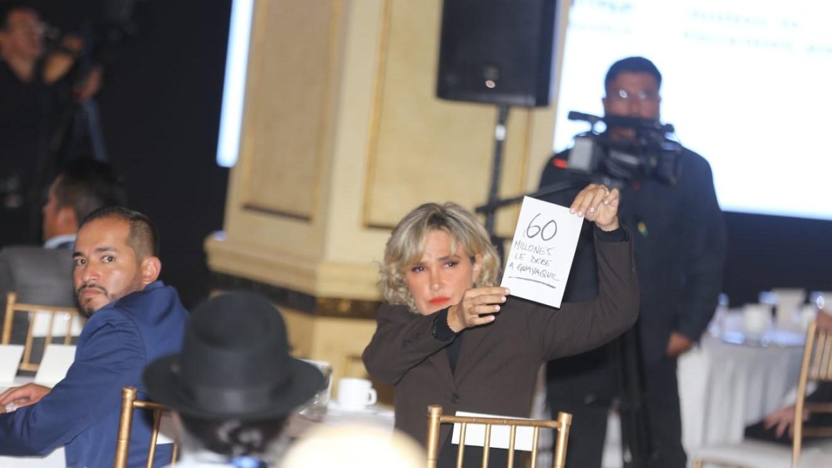 Cynthia Viteri levantó un papel durante la reunión, exigiendo el pago de 60 millones.