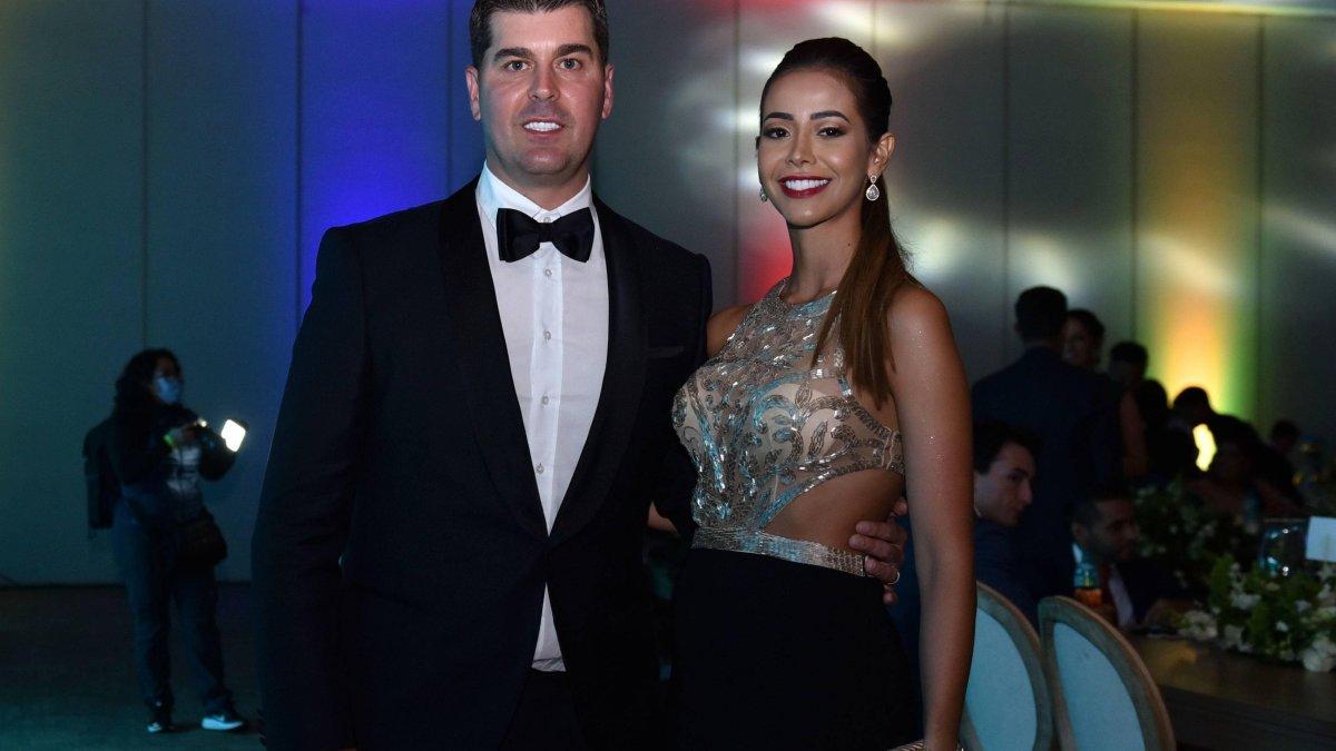 El DT Ismael Rescalvo lució elegante al igual que su esposa, Alejandra Rodríguez.