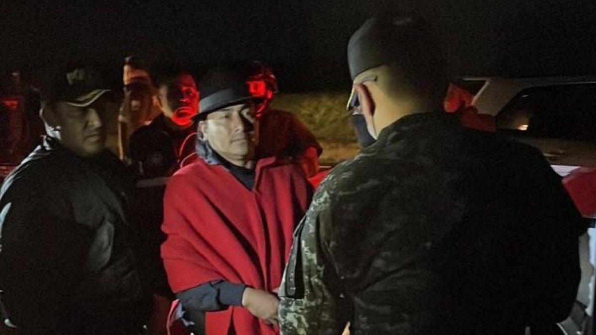 Arresto. Miembros de la Policía durante la lectura de derechos al presidente de la Conaie a mediados de junio.