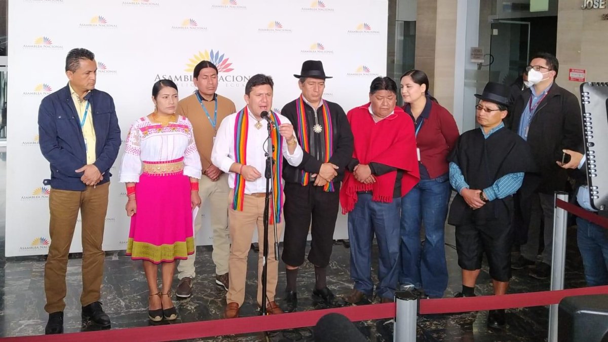 Escena. Los legisladores autodenominados 'rebeldes' de Pachakutik participaron en la rueda de prensa de la bancada del movimiento indígena.