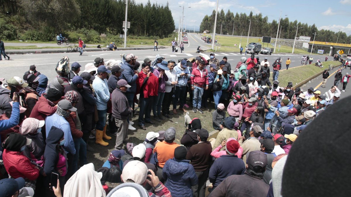 Indígenas obstaculizaron la vía en los sectores de Romerillo y el Chasqui, Latacunga.