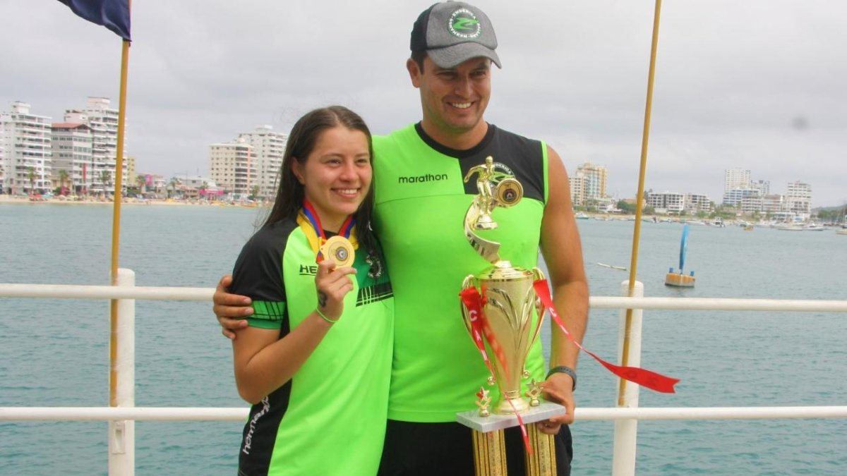 Ana Victoria junto a Juan Fernando Enderica, su entrenador en el club.
