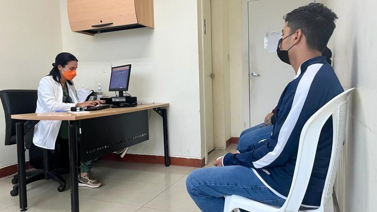 La psiquiatra Laila Kuri , del Hospital del Día Efrén Jurado López, atiende a un paciente.