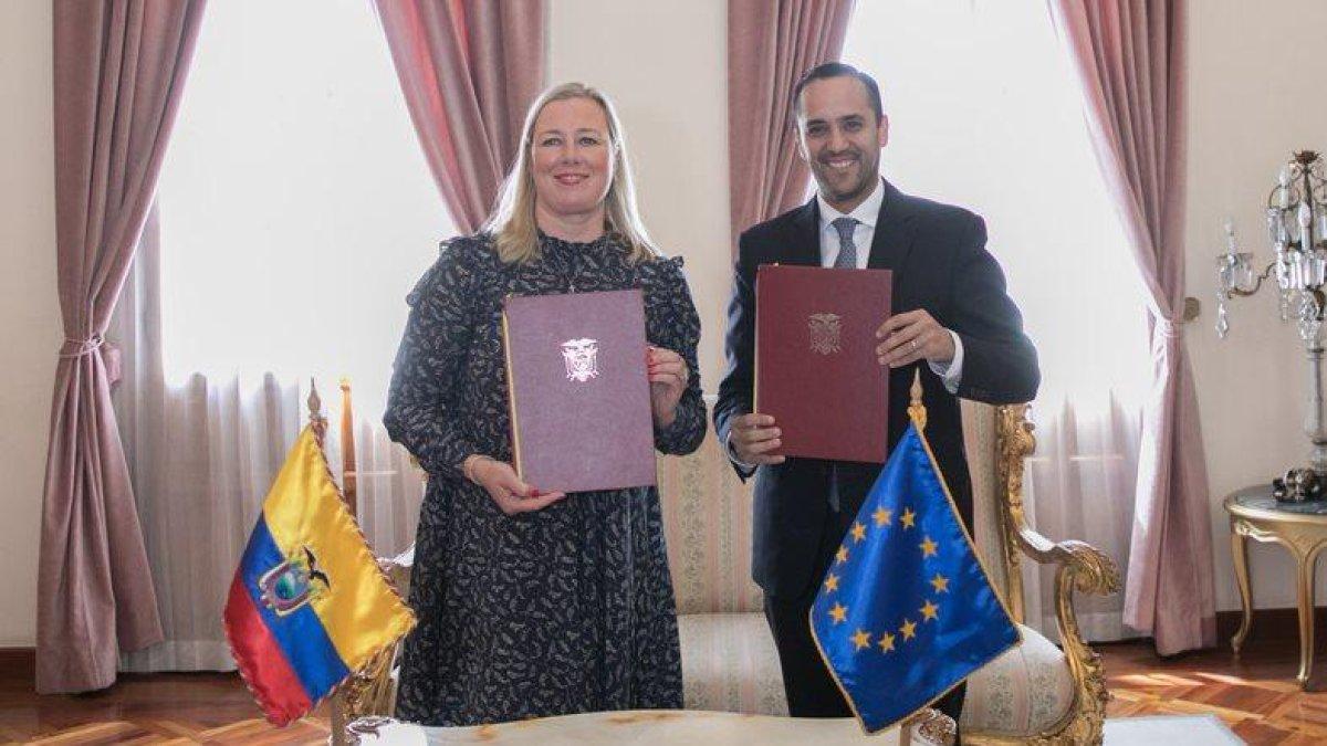 La celebración del acuerdo se dio en la ciudad de Quito, entre el canciller Juan Carlos Holguín y Jutta Urpilaeienen, delegada de la Unión Europera.