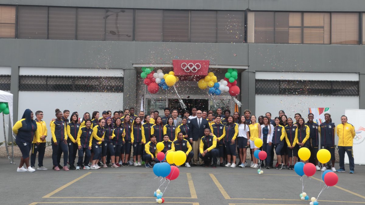 El boxeador Gerlon Congo y la experimentada pesista Alexandra Escobar (centro) cobijaron con la bandera a la delegación que representará a Ecuador en los Bolivarianos de Valledupar, en Colombia.