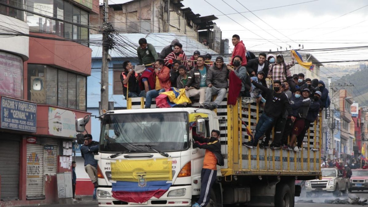 Quito. La gasolina para los camiones y la comida de la gente es parte de la logística.