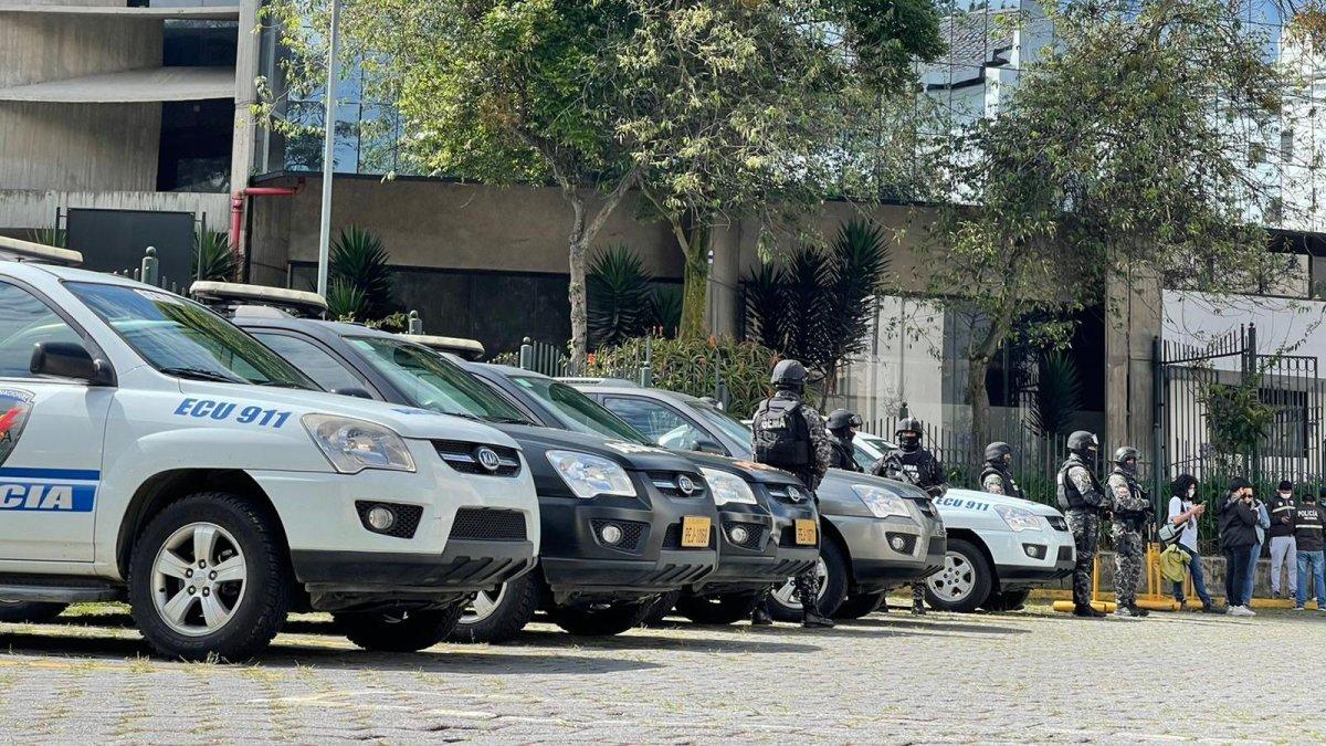 Miembros de la Fiscalía, Policía y Crimínalista arribaron la Casa de la Cultura para un allanamiento.