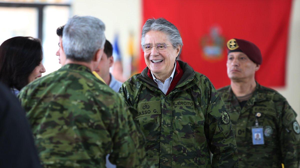 Visita. Guillermo Lasso visita destacamento militar y participa en un evento por el día del padre.