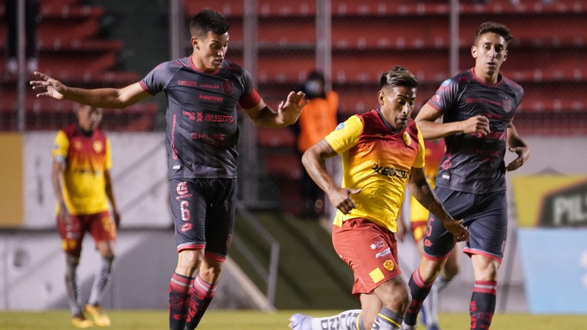 García Basso (i) es de los centrales más firmes de la LigaPro 2022.