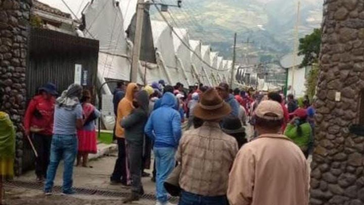 Florícolas. Este 21 de junio de 2022 varias fincas de Cayambe-Cajas fueron invadidas por decenas de manifestantes, según reportó Expoflores.