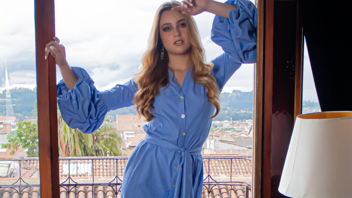 Este vestido es ideal para un brunch con amigas o para un evento.