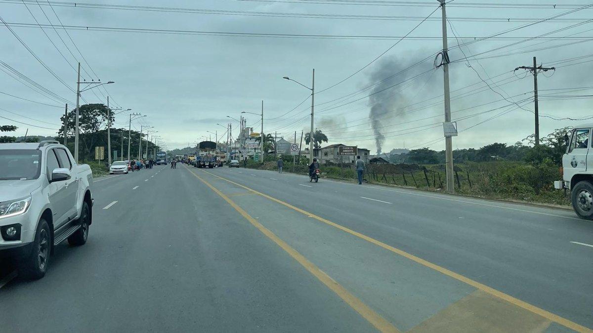En el cantón Nobol se dificulta el tránsito de vehículos de carga que usualmente toma la vía E 48, una carretera secundaria de la red vial ecuatoriana ubicada íntegramente en la provincia del Guayas.