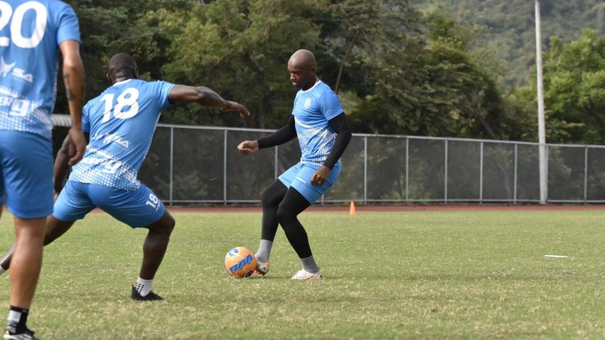 Marcos Mosquera (d) y Joao Paredes (18) son dos refuerzos que ha firmado 9 de Octubre para este segundo semestre de la temporada.