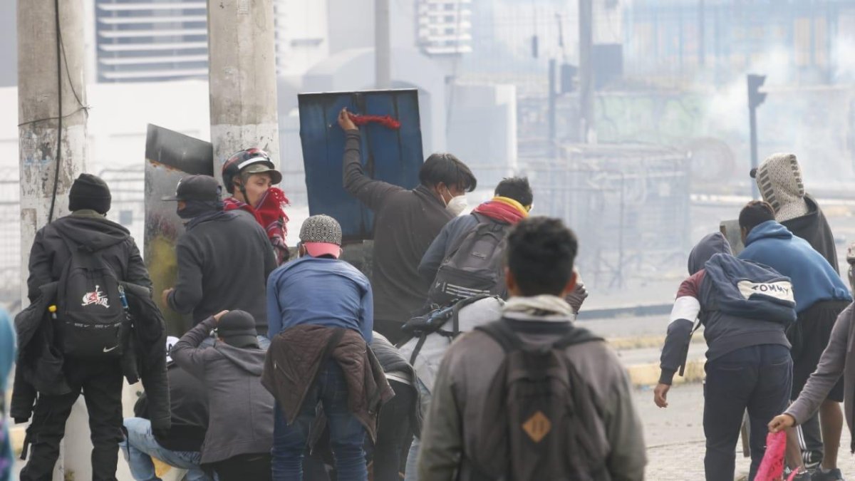 Protesta. Los manifestantes volvieron a provocar desmanes en los exteriores de la Asamble.