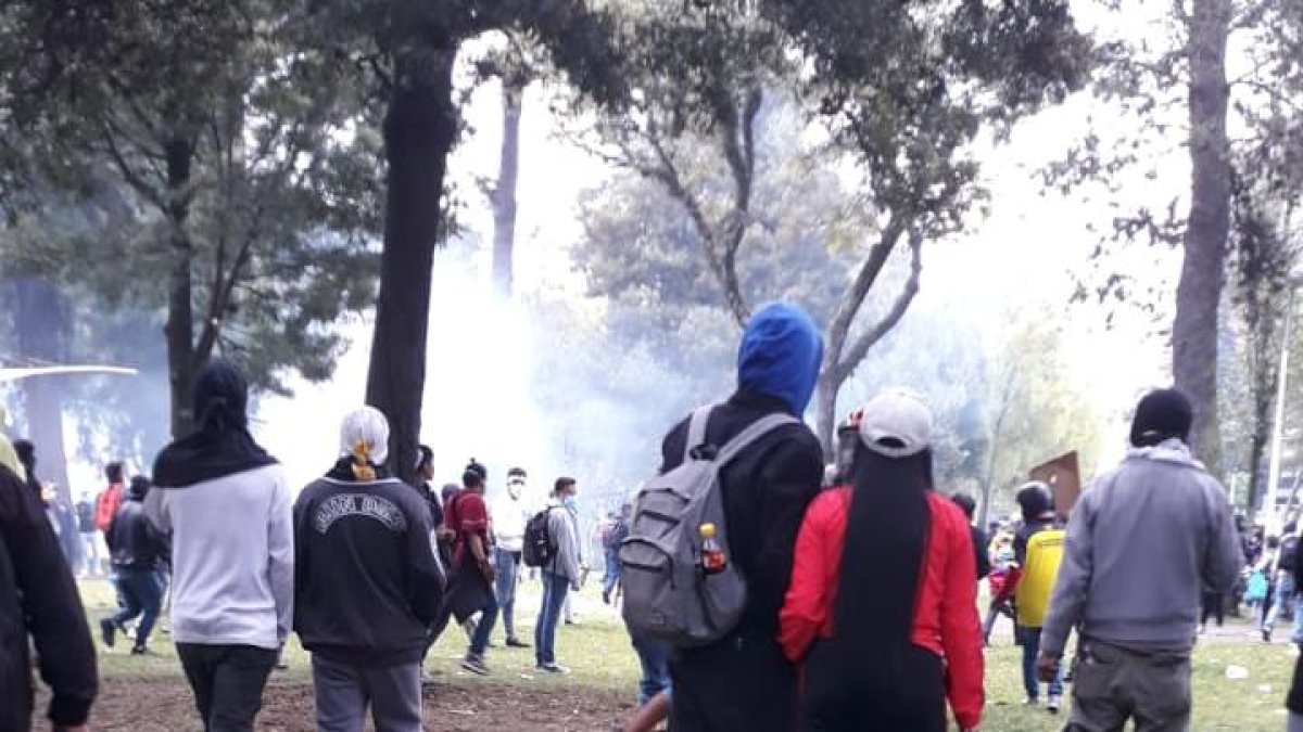 Enfrentamientos. Manifestantes y policías volvieron a la batalla en la avenida 6 de Diciembre y Tarqui.