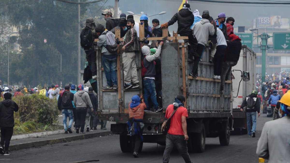 Paro. Indígenas subieron a sus camiones y se marcharon de las inmediaciones de la Casa de la Cultura. Otros salieron de Quito.