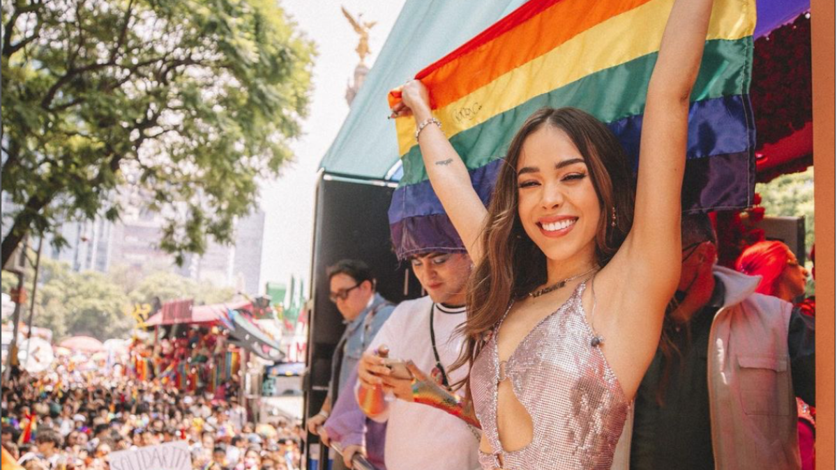 Danna Paola, desde el carro decorativo de Tik Tok, estuvo presente en la Marcha del Orgullo LGBT+ que se llevó a cabo ayer en la Ciudad de México.
