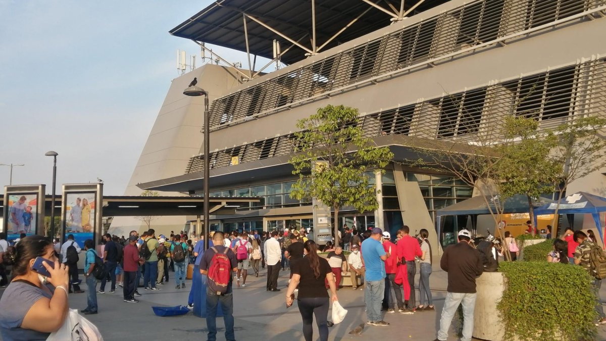 Personal de seguridad evacuó a usuarios de la Terminal Terrestre de Guayaquil.