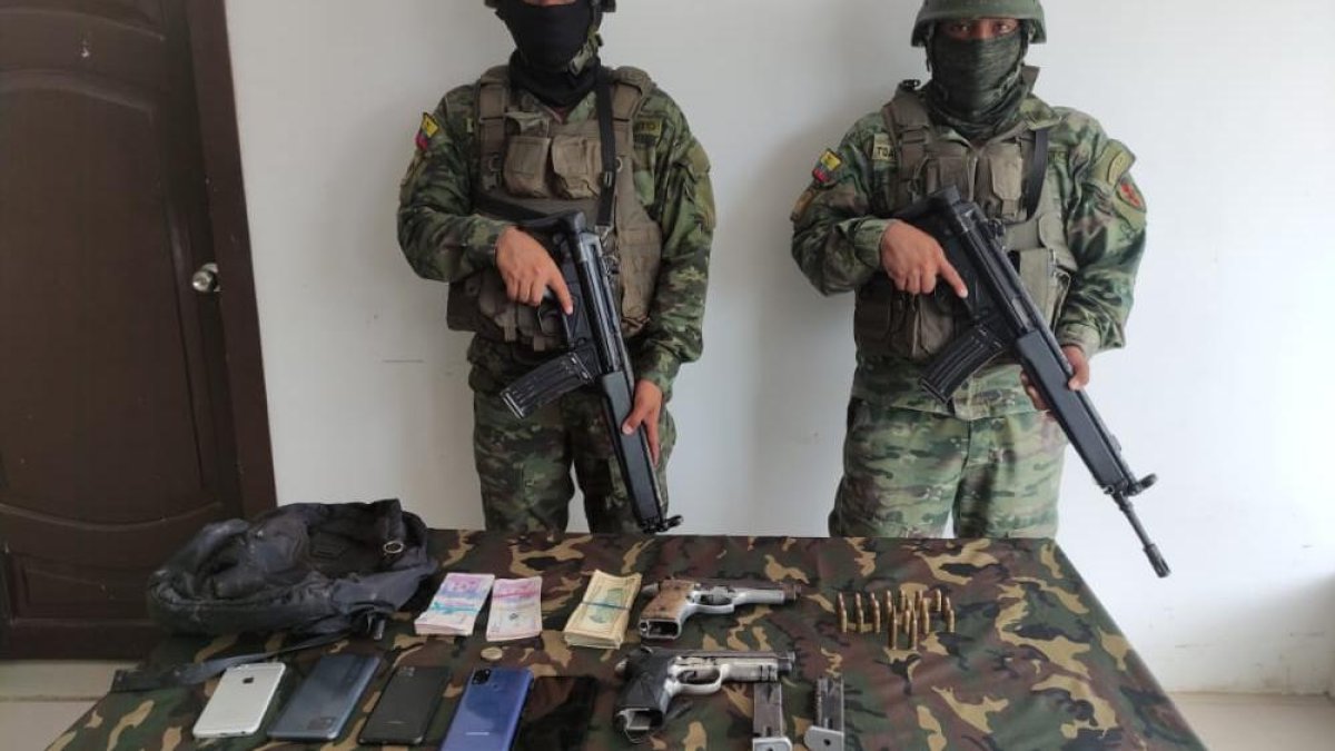 Evidencias. Miembros de las Fuerzas Armadas junto al material incautado.