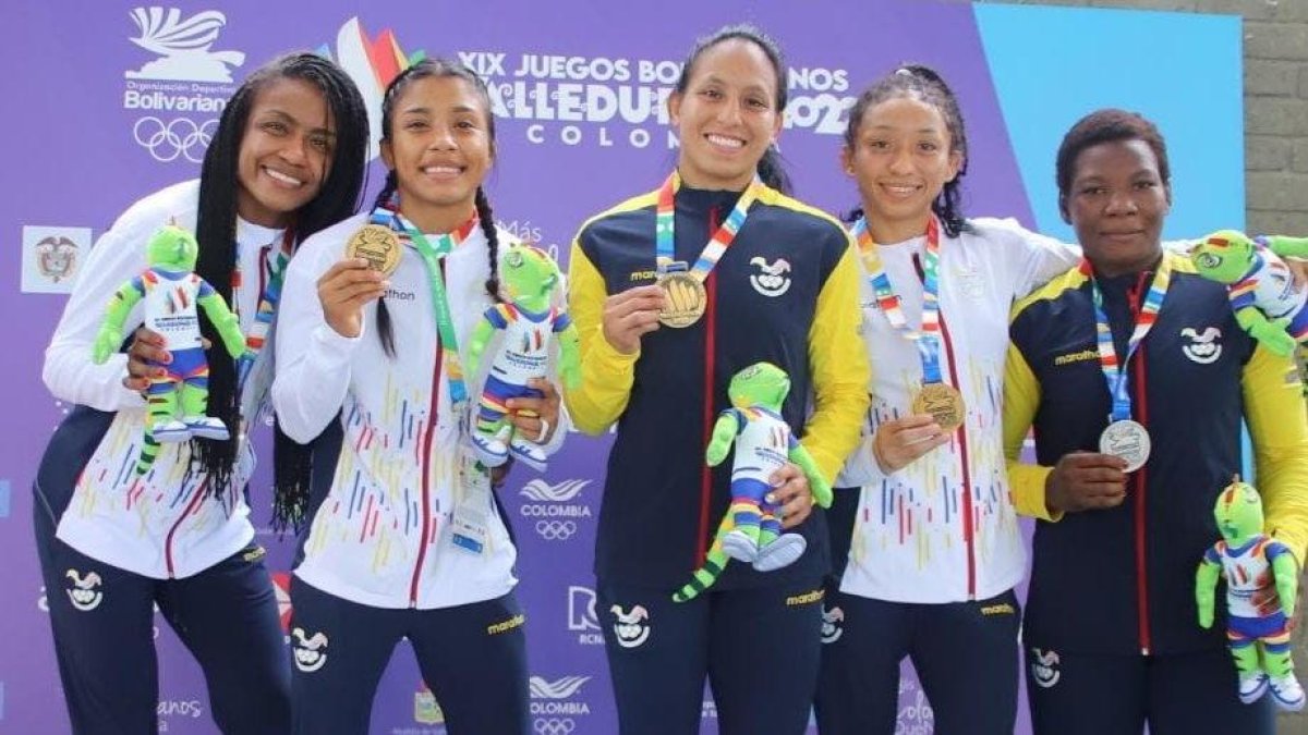 Leonela Ayoví (i), Lucía Yépez, Luisa Valverde, Jacqueline Mollocana y Génesis Reasco, todas medallistas bolivarianas este lunes 4 de julio.
