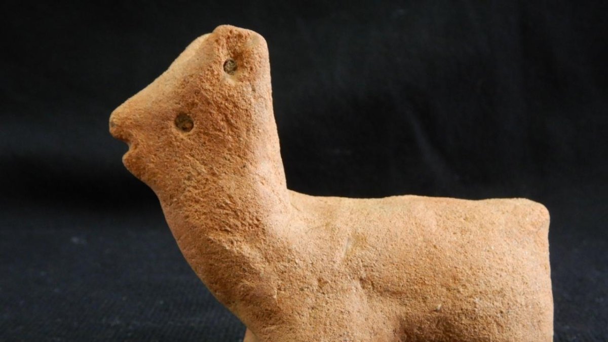Fotografía difundida hoy por el Ministerio de Cultura de Perú de un objeto histórico encontrado en Lima (Perú).