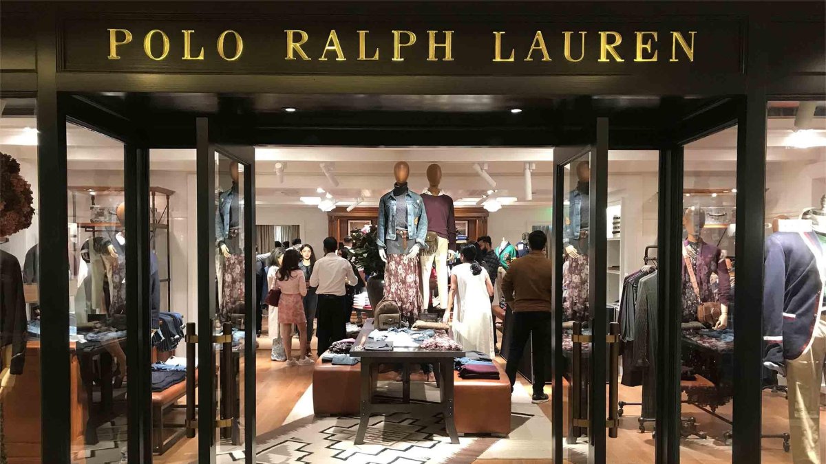 Esta compañía cuenta con tiendas en más de 100 países, a través de locales físicos y sus sitios de comercio electrónico.