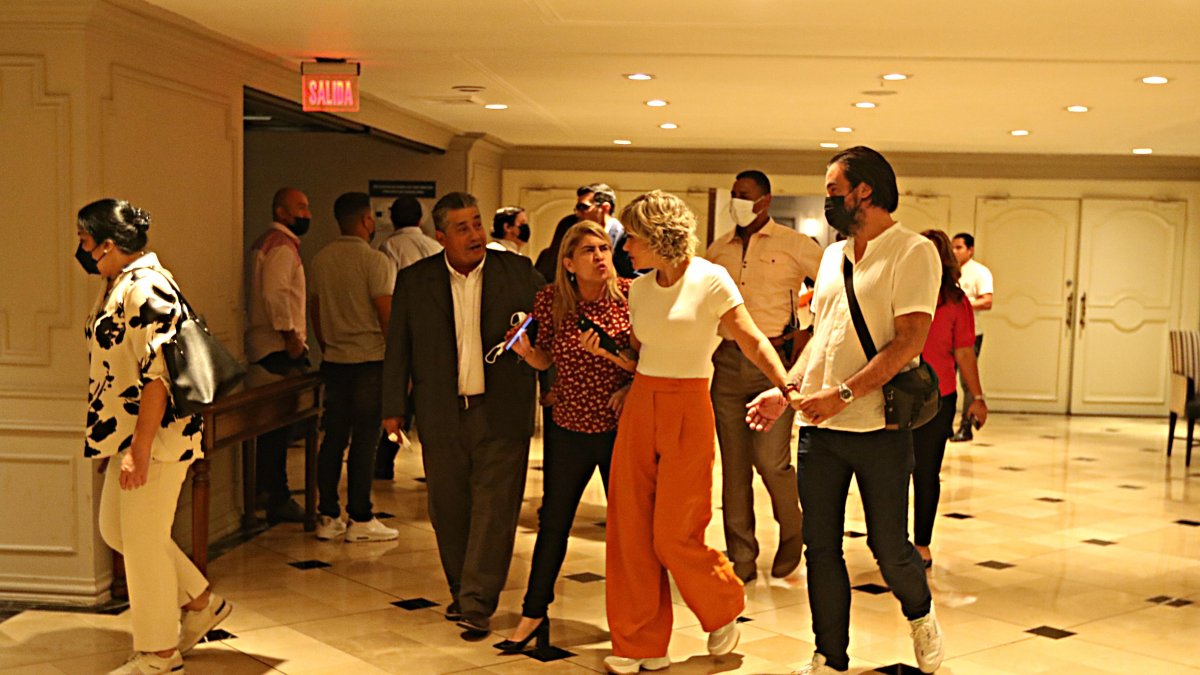 La alcaldesa Cynthia Viteri y su esposo Juan Carlos Vásconez, en una rendición de cuentas de los tres años de su gestión.