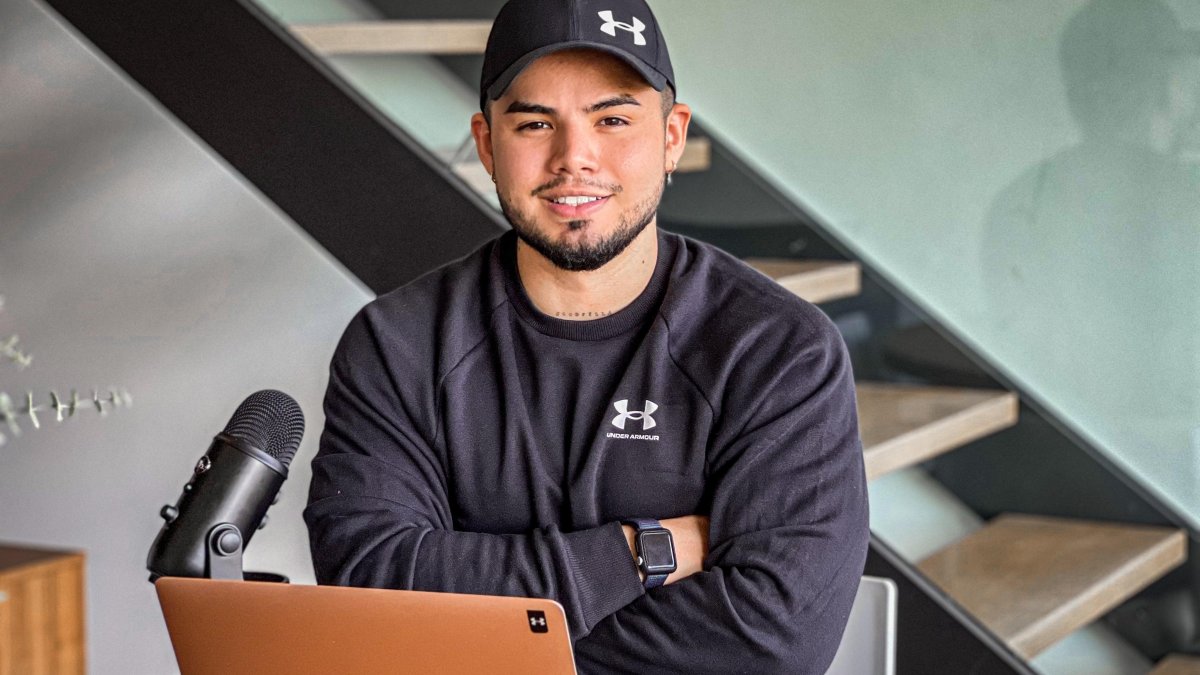 Su frase de bandera es “No esperes resultados diferentes haciendo siempre lo mismo”.