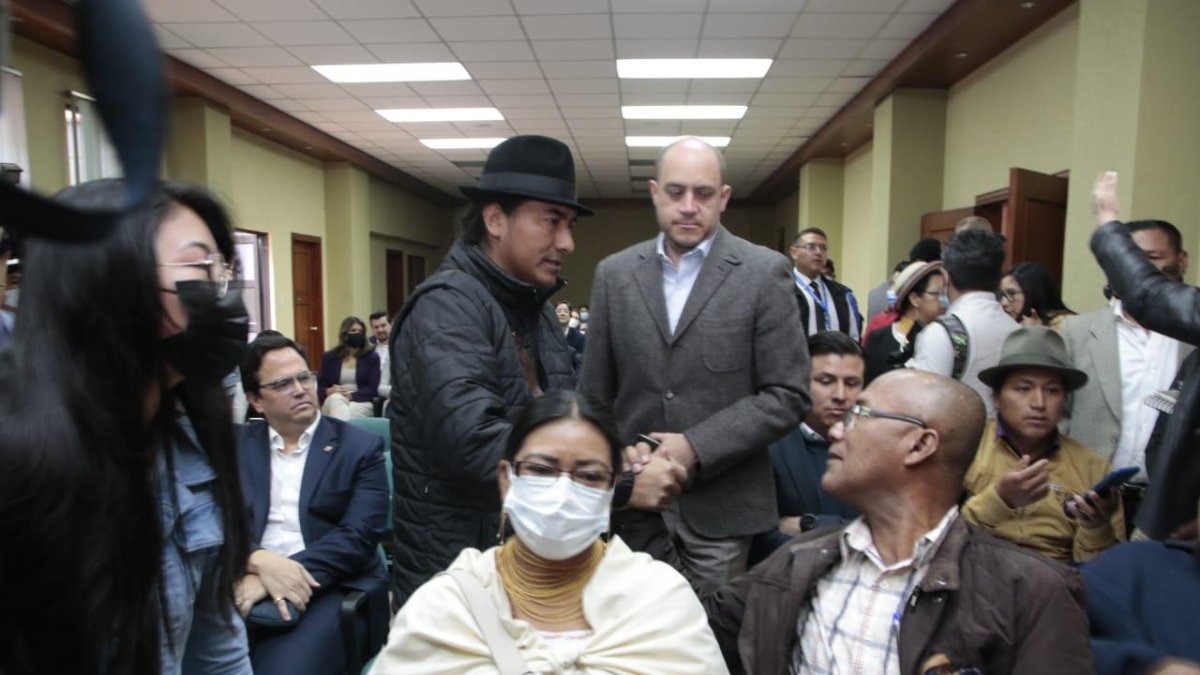 El presidente de la Conaie, Leonidas Iza, saluda con el ministro de la Producción, Julio José Prado.