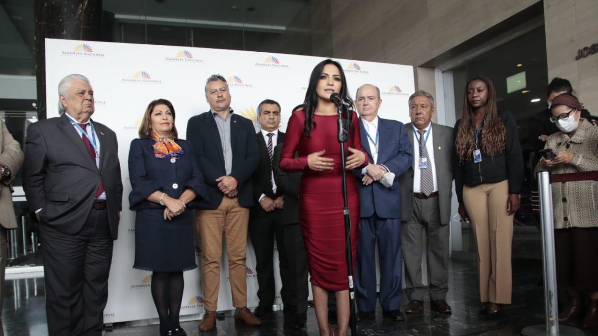 La legisladora Yeseña Guamaní, en una intervención previa a la instalación de la sesión ante los periodistas en la Asamblea.