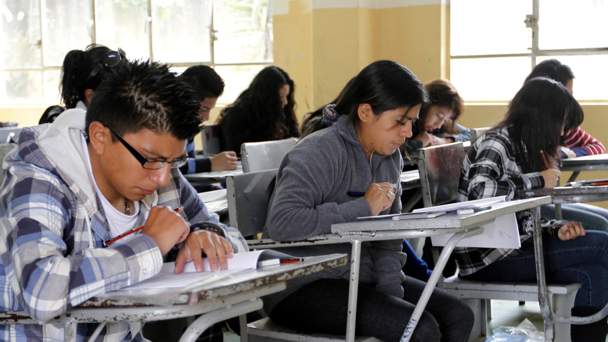 Referencial. Jóvenes rinden examen para acceder a la universidad.