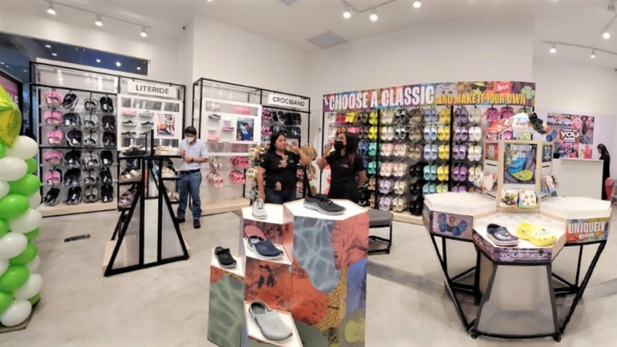 Ciudadanos visitan el nuevo local abierto por esta línea de zapatos.