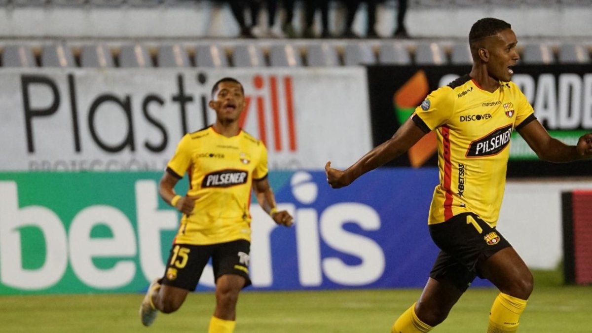 Fidel Martínez (d) marcó el único gol del primer tiempo. El tanto tuvo que ser revisado en el VAR.