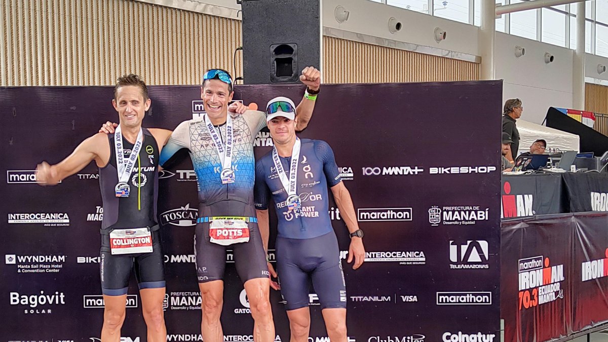 Andy Poots (c) comandó la categoría principal del Ironman 70.3 seguido por su compatriota Kevin Collington en segundo lugar y el brasileño Fernando Toldi.