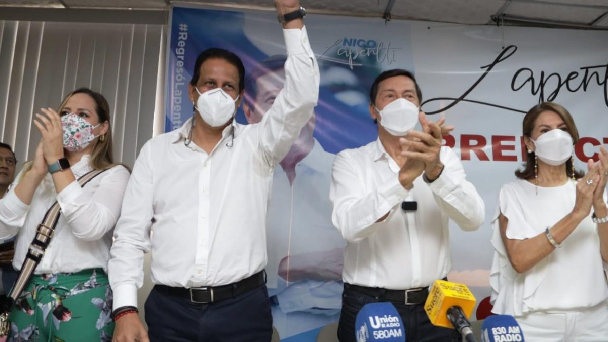 Lapentti (d) reiteró que, de ganar las elecciones, trabajará en varios frentes: agro, vías, atención social, etc.