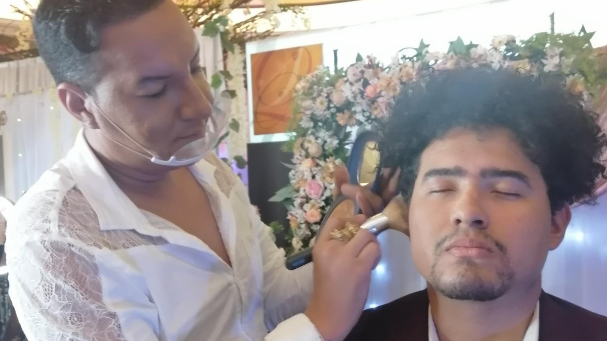 Maquillaje.- Julio Rangel demuestra el proceso para maquillar al novio, para que él también luzca bien en la foto.