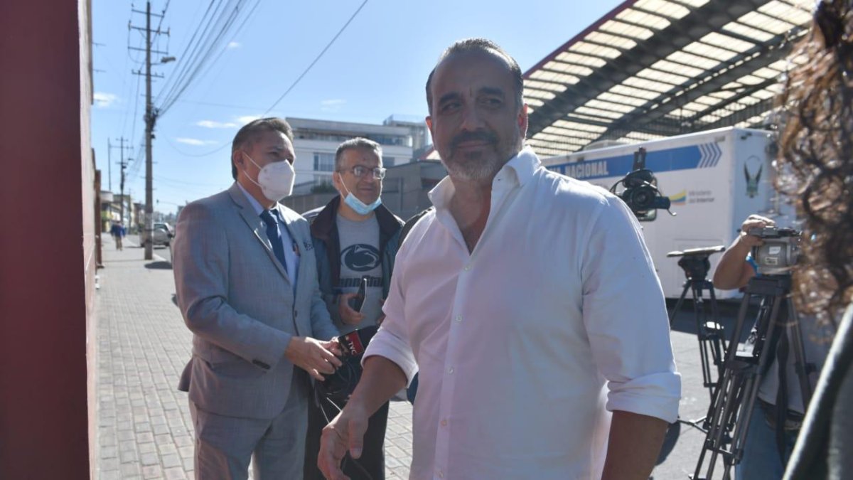 El Minsitro de Transporte a su llegada a la reunión en la CCE, al norte de Quito