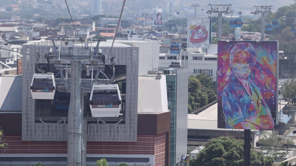 Para darle un mayor atractivo turístico a la aerovía se implementó también una galeria turística.