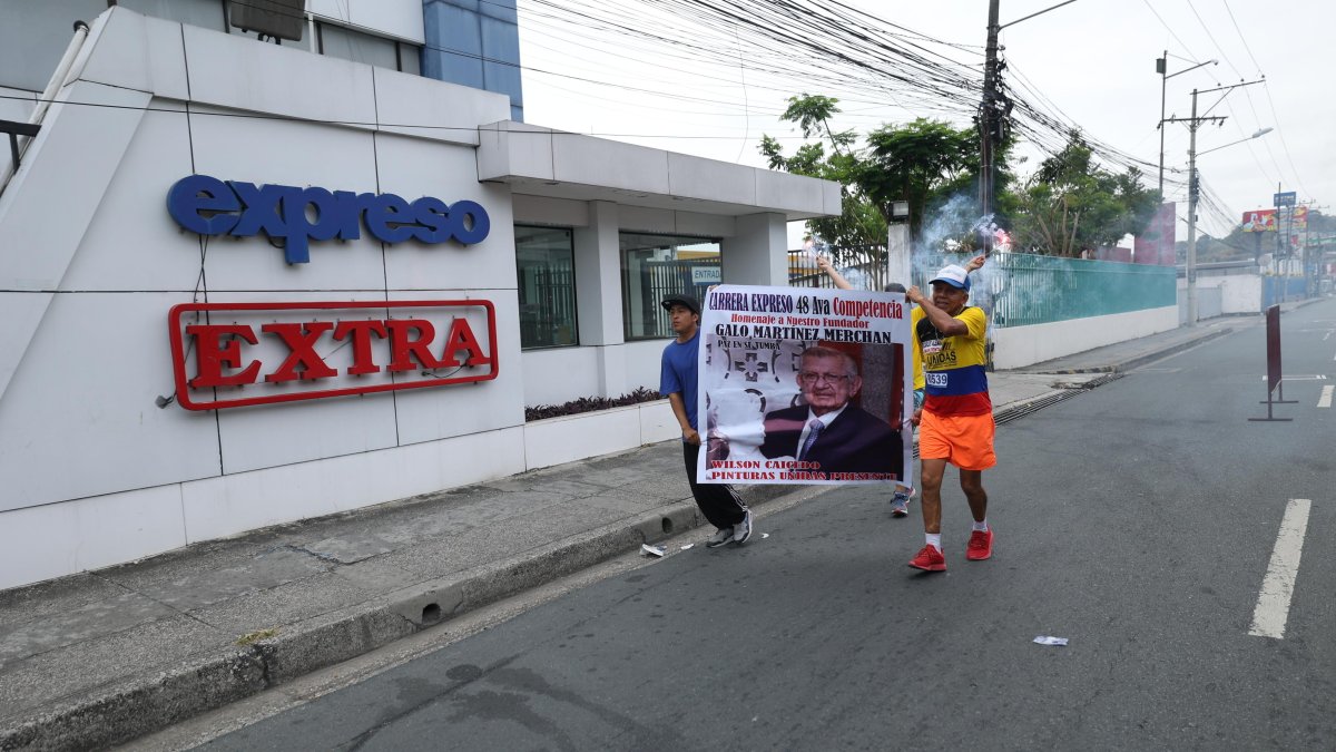 Wilson desplegó un cartel con la fotografía del fundador de este matutino, en reconocimiento por ser el mentalizador de la prueba que con él tiene una vida de recuerdos.