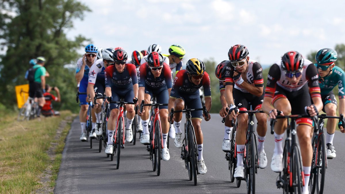 Carapaz (c) se metió el martes 2 de agosto al Top 10 de la clasificación general.