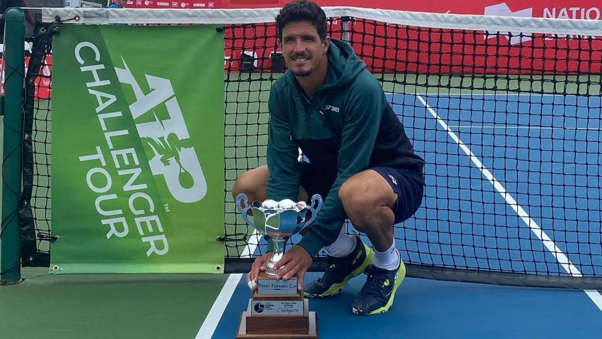 Emilio posa con el trofeo de campeón del Challenger de Winnipeg, tras vencer en la final al local Alexis Galarneau, por 6-3 y 7-6(4).