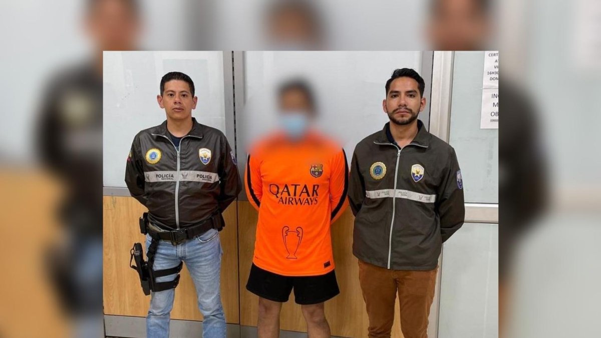 Dos policías de una unidad especializada y el acusado de violación de una menor de edad, en Guayaquil.