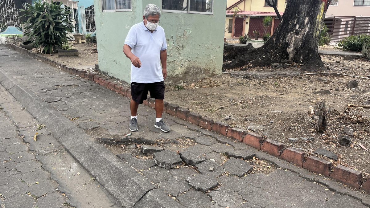 Los moradores caminan sobre los adoquines levantados.