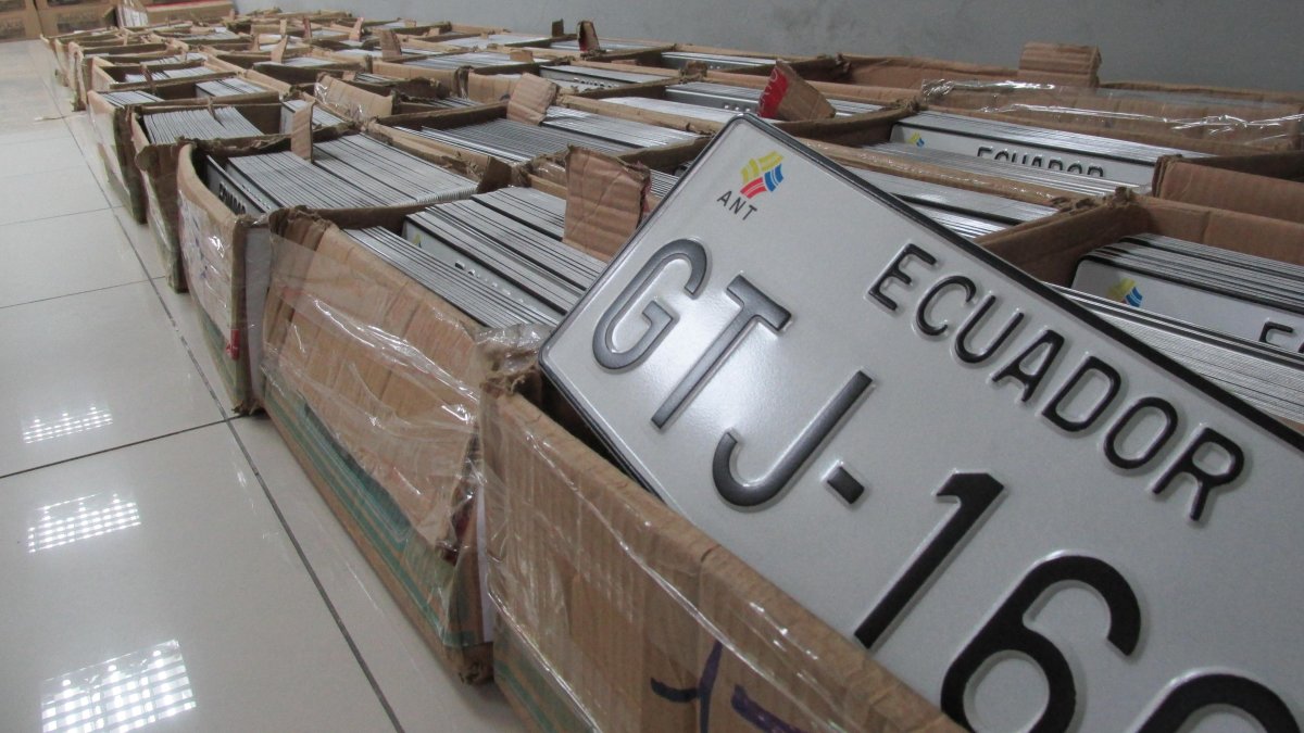 Proyección. La ANT estima que para septiembre se cubra la demanda nacional de placas de 2022. Guayaquil, Quito y Cuenca cuentan con todo el material.