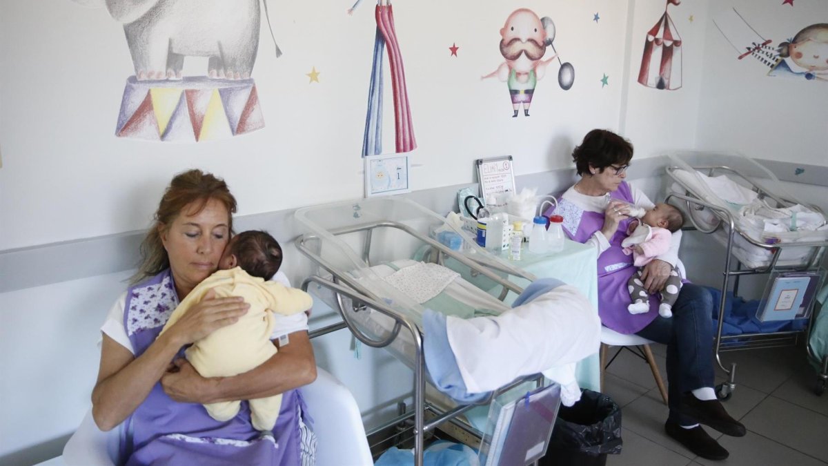 Unos bebés son atendidos